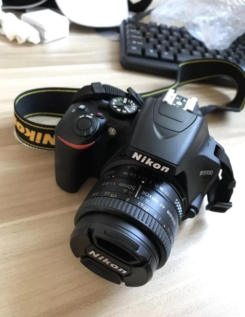 尼康d7000二手能卖多少钱／佳能eos600d现在值多少钱